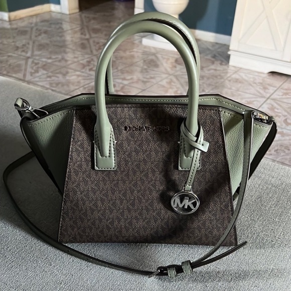 Michael Kors purse - Picture 1 of 3